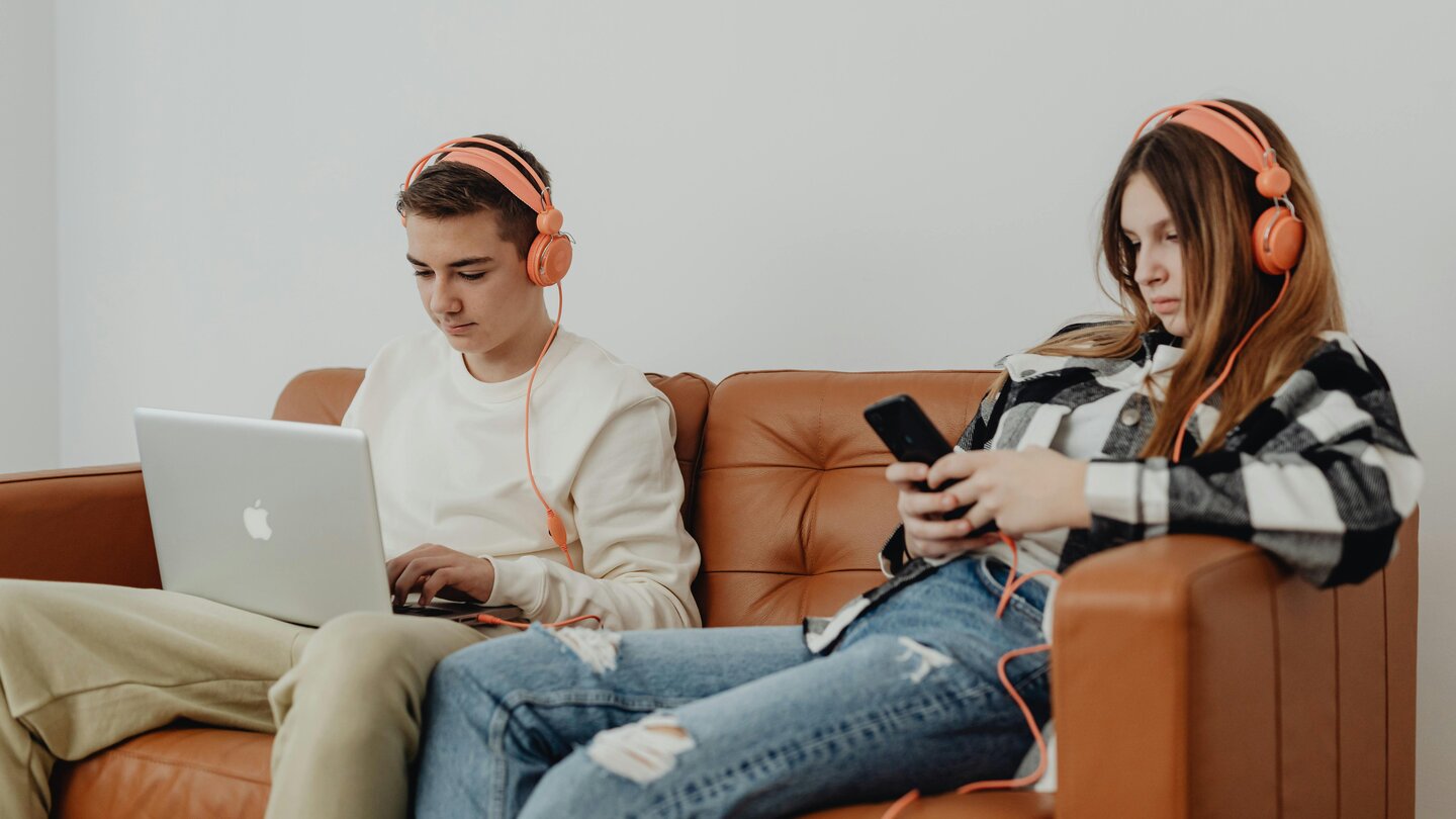 Jugendliche am Laptop und Smartphone